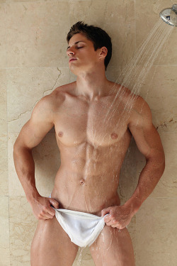 billyraysorensen:  Hot and wet beauty …