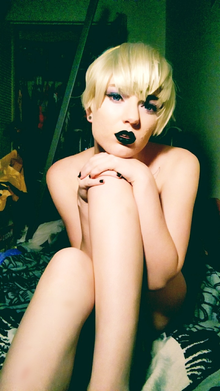 gayalienporn:  TT: It seems that today is my birthday TT: And thus I don the only