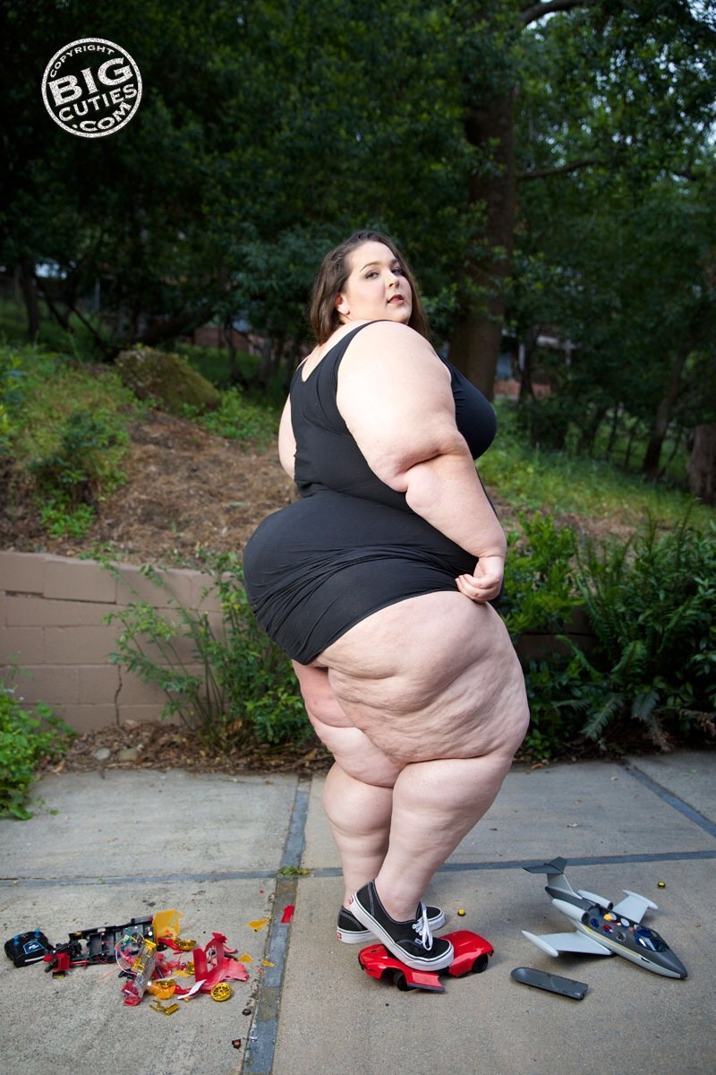 bigcutieboberry: Crusher 💪🏼 BIGCUTIES.COM - Model: BoBerry - Gorgeous Bottom