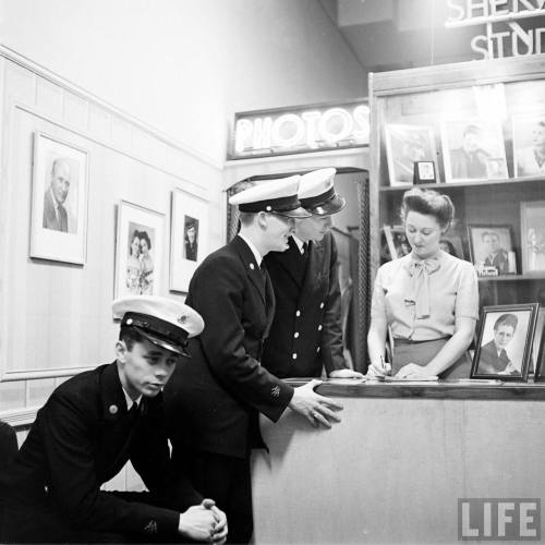 Time Square photo studio(Nina Leen. 1944?)