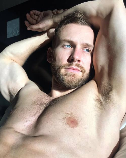 https://64.media.tumblr.com/a79a950e3a879e764f0a8cdd40901aff/8d0fb283175ddf57-c6/s500x750/e9fd1dcd67b7935a09ed835fbc5b9d767d5ffad7.jpg