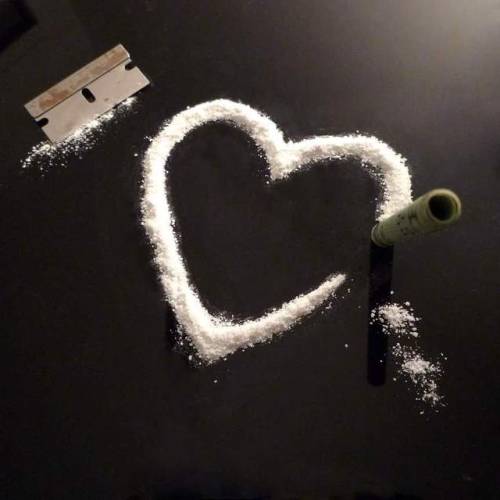 haaveillablogsworld: Innamorarsi produce nel cervello lo stesso effetto della cocaina.