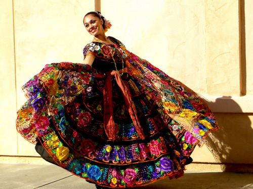coffee-y-spanglish:dopethrones:untitled on Flickr.UCD Dancerforever in love with chiapas costumes