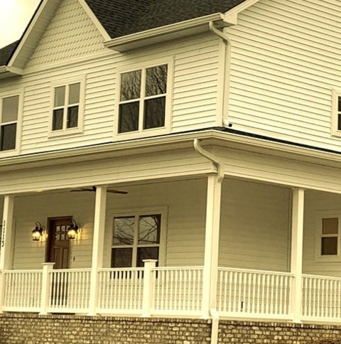 Vinyl ExteriorLarge Country White Three-story Vinyl House Exterior Photo With A Shingle Roof