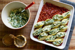 treesheahh:  prettypasta:  Spinach and Ricotta Stuffed Shells with Spicy Chorizo  Fuck. 