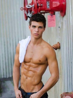 bestofshirtless:  @bestofshirtless@muscleteen