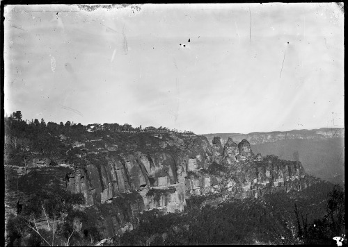 The Three Sisters at Blue Mountains National Park (Australia, c. 1950).  Mount Solitary (Korowal) is