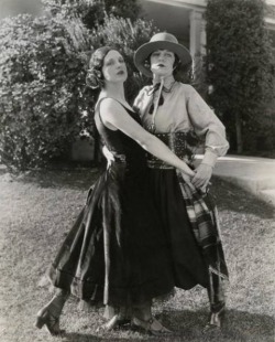  (via Film Noir Photos: Adventures in Androgyny: Viola Dana)  Silent screen actresses (and sisters) Viola Dana and Shirley Mason staging a tango in 1920  