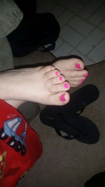 feetsolestoes1: wifesbody: A few of the wife’s sexy feet Beautiful feet!