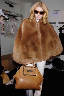lelaid:  Lara Stone backstage at Versace F/W 2007 