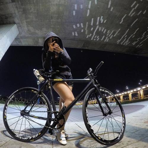 fixiegirls: Repost: @_aaaeeeooo:#재탕 . 간만이g . . #픽시 2015 . . 퇴근길에 공도 임풀소 학생 그냥 마실 가듯 차들 사이를 지나며 요리 조