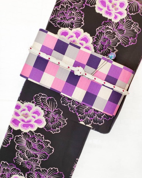 Modern kimono (yukata?) outfit with one unique color scheme, showing how floral (botan/peony) +geome