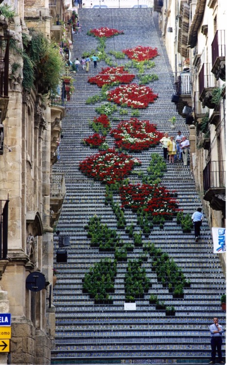 mymodernmet:Each year, during the La Scala Flower Festival, about 2,000 potted plants and flowers 