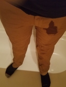 spencer88pee:My khakis were absolutely soaked in piss