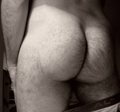 XXX hirsutophile:  nice buns!  photo