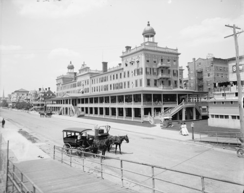 The Seaside, Atlantic City, N.J.ca. 1900–15Dry plate negativePublished by: Detroit Publishing Co.Lib