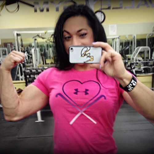 rippedvixen:  I dedicated 10 yrs of my life to playing field hockey even during college before competing in #bodybuilding so it’s nice to find active wear representing this women’s #sport #teamrv #femalemuscle #athlete4life #live #love #lift #ripped