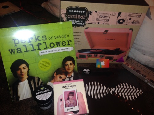 moderate-teen:  HUGE GIVEAWAY !!!!!!!!!!!!!!!!!!!!!!! guys im sooo happy to finally get to do this!! I’ve been waiting to do this huge giveaway for all of you!!! im soooo excited omg, i know a lot of people arent that fortunate with christmas gifts