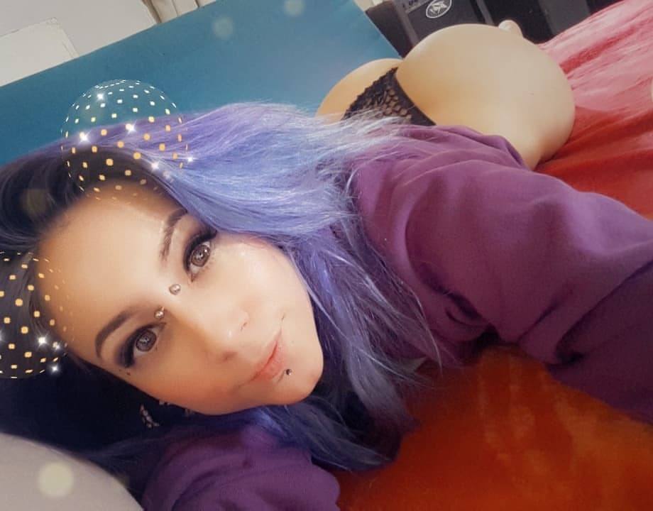 ☠☠☠ mygirlfund.com/HotPepper #cute #canadian #piercedgirls #booty #punky #colouredhair