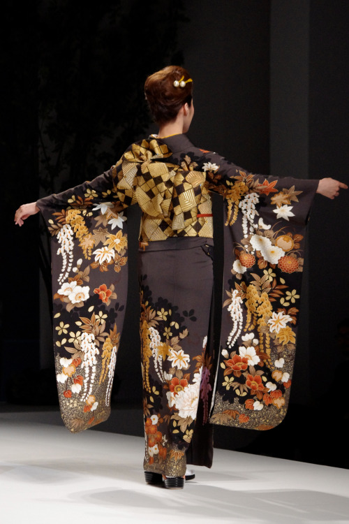 thekimonogallery: Kimono [furisode] 2: Yukiko Hanai  designed Spring/Summer 2012 Collection.&nb