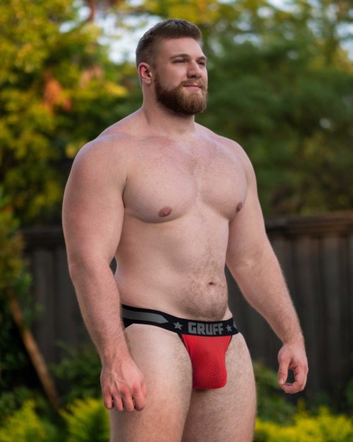 watching-the-wheels-go-around-d:benib4:Oh I’d be such a fucking whore for him.