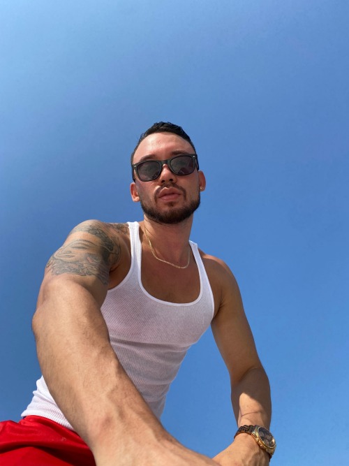 briannieh:can someone put sunblock on my back 😎 ☀️ Onlyfans.com/briannieh 