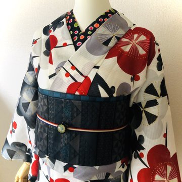 Graphic ume (plum blossoms) kimono, paired with obi depicting geometrical patterns such as uroko (dr