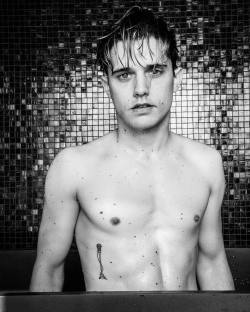 ardensmientus:    tatephoto: CURRENT MOOD: @andymientus for my #tubtimewithtateseries last year / #artseries #tatetullier #andymientus #newyorkcity #themeobsession #actor #hotelonrivington #portrait #wetwednesday     andymientus: Repost from @tatephoto-