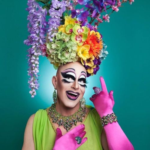 Who needs a vase?@woowoomonroe by @ashlynn.danielsen.photo … .#dragqueen #makeup #drag #draga