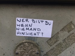 grossstadtgekritzel:  &ldquo;Wer bist du wenn niemand hinsieht?&rdquo;