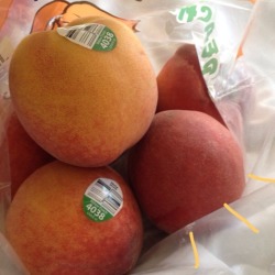 lazyavokahlo:  yay i got peaches!! 🍑🍑