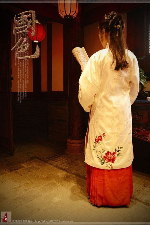 fouryearsofshades:筱绣阁 shop102072073.taobao.com/ Traditional Chinese Hanfu. Fun fact: this out