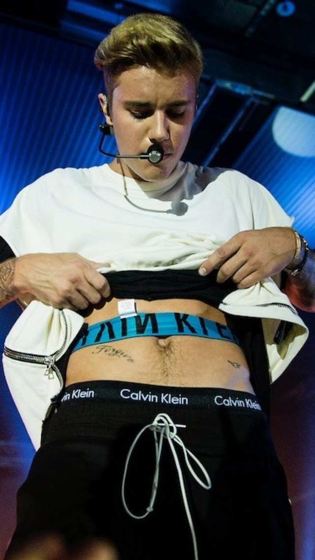 silvawillianc:  Justin bieber; It gets me wet !!!!🔥😋💦🌊