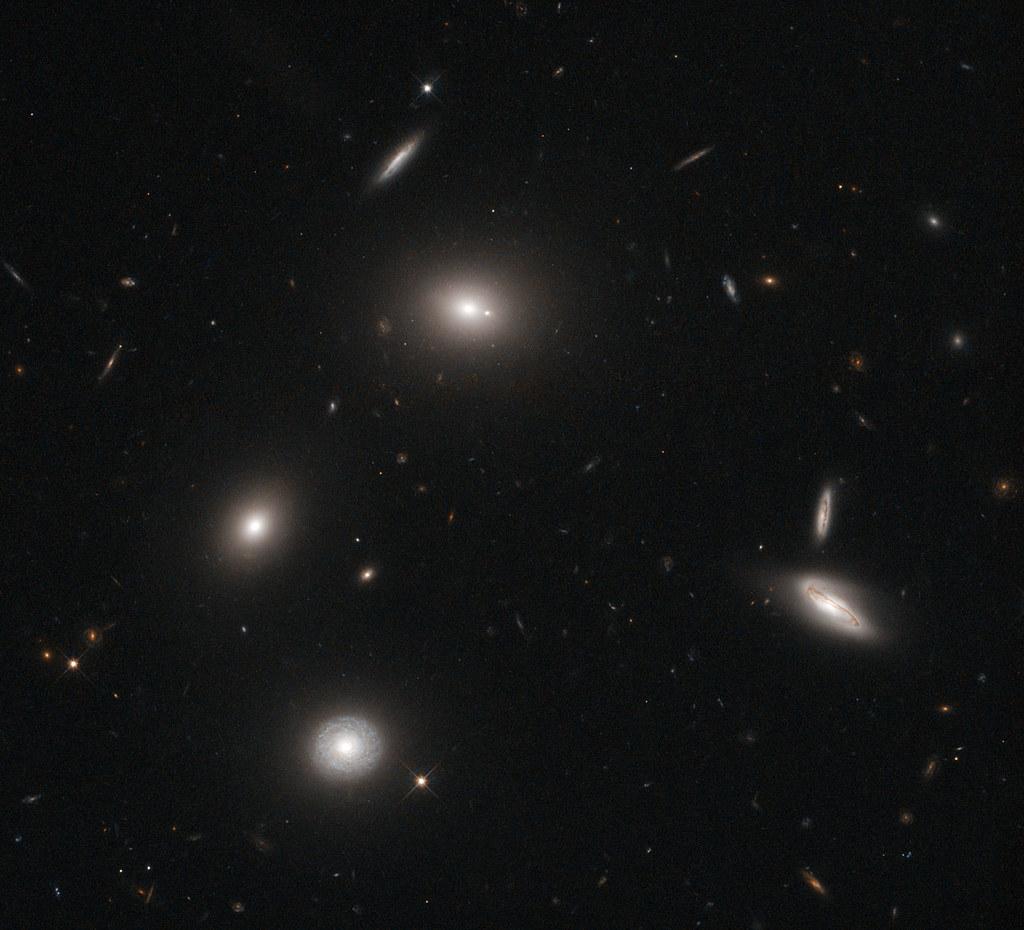 Galactic fireflies by Hubble Space Telescope / ESA