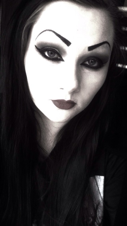 welcometothestrangee:  Finally I have time to do some nice makeup and try on my new sunnies! 👻👻💀