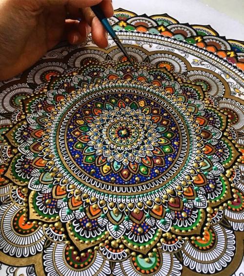 ARTIST CREATES INTRICATE MANDALA DESIGNS GILDED WITH GOLD LEAF