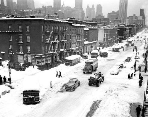 historicaltimes: Aftermath of a 1947 snowstorm in New York City. via reddit