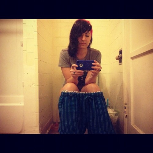 XXX dimitrivegas:  Pooping girl  photo