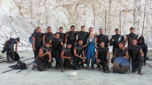 Emilia Clarke (Daenerys Targaryen) - Fotos de bastidores de Game of Thrones. Curta: facebook.com/Tax