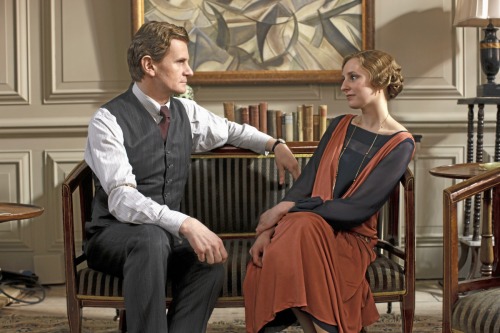 lamorchemoveilsoleelaltrestelle:Charles Edwards and Laura Carmichael in Downton Abbey (2010)