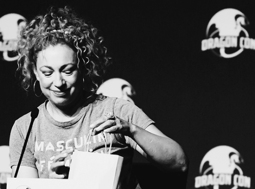 lesbiansofinterest: Alex Kingston @ Dragon Con 2017Alex Kingston Live! - Sept. 4, 2017