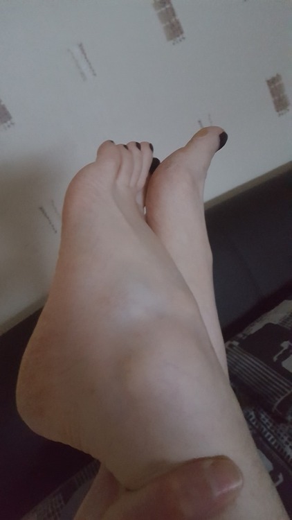 mycakesfeet: Hanging in there yesterday evening #mindblowingsex #footjobs #sexyfeet #sharemywife #to