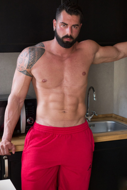 fullfrontalmale:  MODEL: ‘Gennaro’PHOTOGRAPHER: Unknownwww.fullfrontalmale.tumblr.com