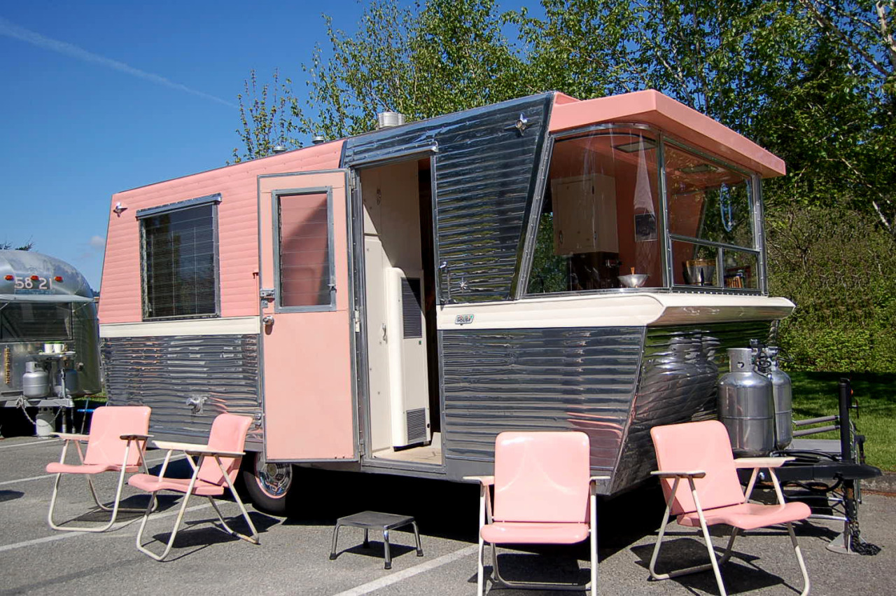 bigcheese327:  midcenturymodernfreak:  1961 Holiday House Trailer Looking for a