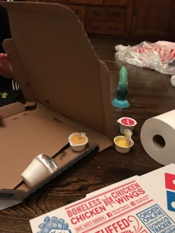 slimetony:  artfulaveryhofferd:   ryangoslingofficial:  edward-glock40-hands:   sidearmsandstarwars:   myleg:  slimetony:  slimetony:  Wonderful Chicago pizza 🍕 can see why you guys love it  To everyone asking if there’s a dildo on the table: we’re