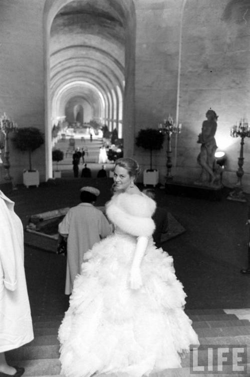 American debutante at the Palace of Versailles (Loomis Dean. 1958)