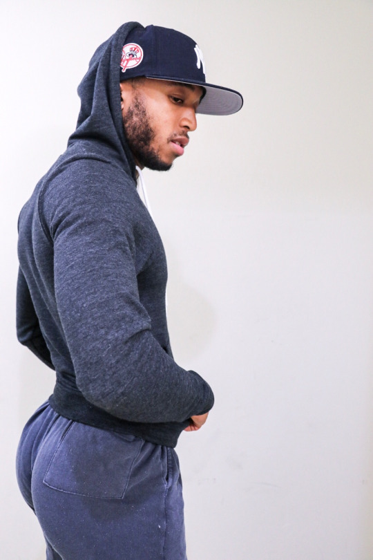 childrenofthehigher:  Noah  This dude….and all that ass! 