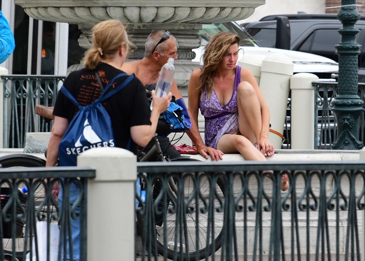 Saw her sitting at the fountain in front of the Venetian. Didn’t look like she