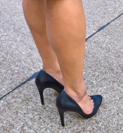 Bare legs and Colin Stuart pumps.#colinstuartheels #colinstuart #barelegs #highheels #officeheels #o