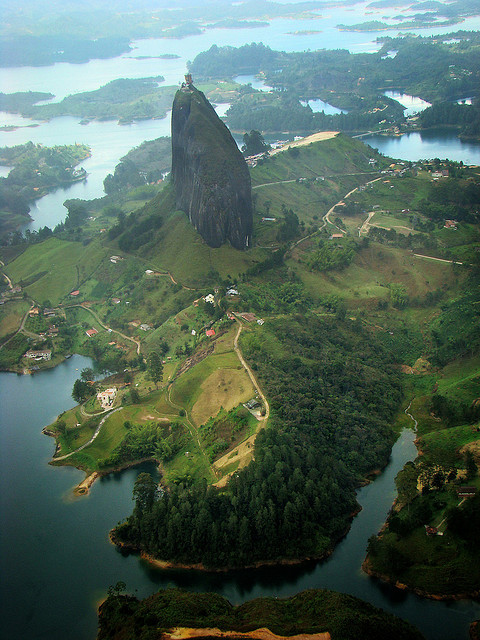 La Piedra de Guatapé, Antioquia, Colombia (by mamonto_70).